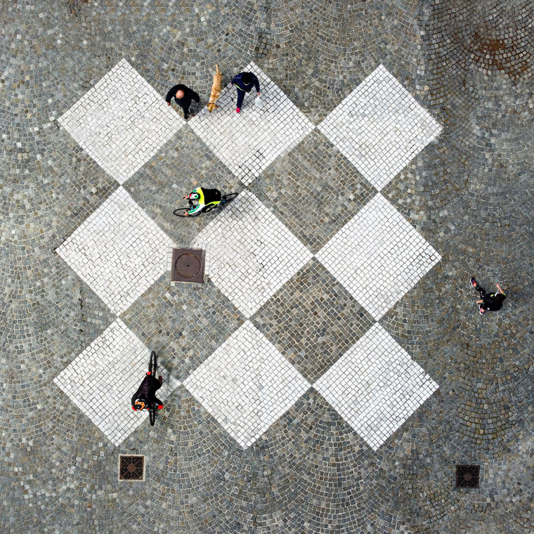 Pavimentazione esterna con il logo della Reggia di Venaria, veduta aerea. Foto di Mihele D'Ottavio