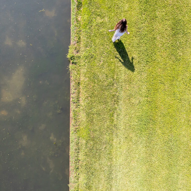 Prato che costeggia il canale d'acqua, veduta aerea. Foto di Michele D'Ottavio