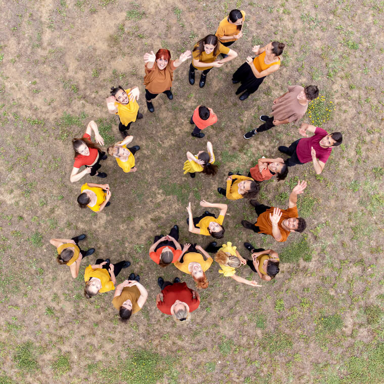Gruppo di artisti all’interno dei Giardini, veduta aerea. Foto di Michele D'Ottavio