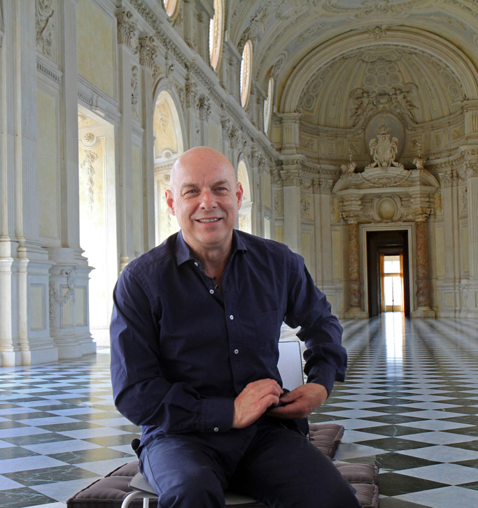 Brian Eno nella Galleria Grande della Reggia di Venaria