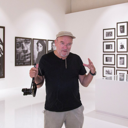 Peter Lindbergh in una sala della mostra a lui dedicata nella Rreggia di Venaria