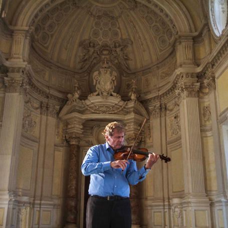 Uto Ughi durante le prove nella Galleria Grande della Reggia di Venaria