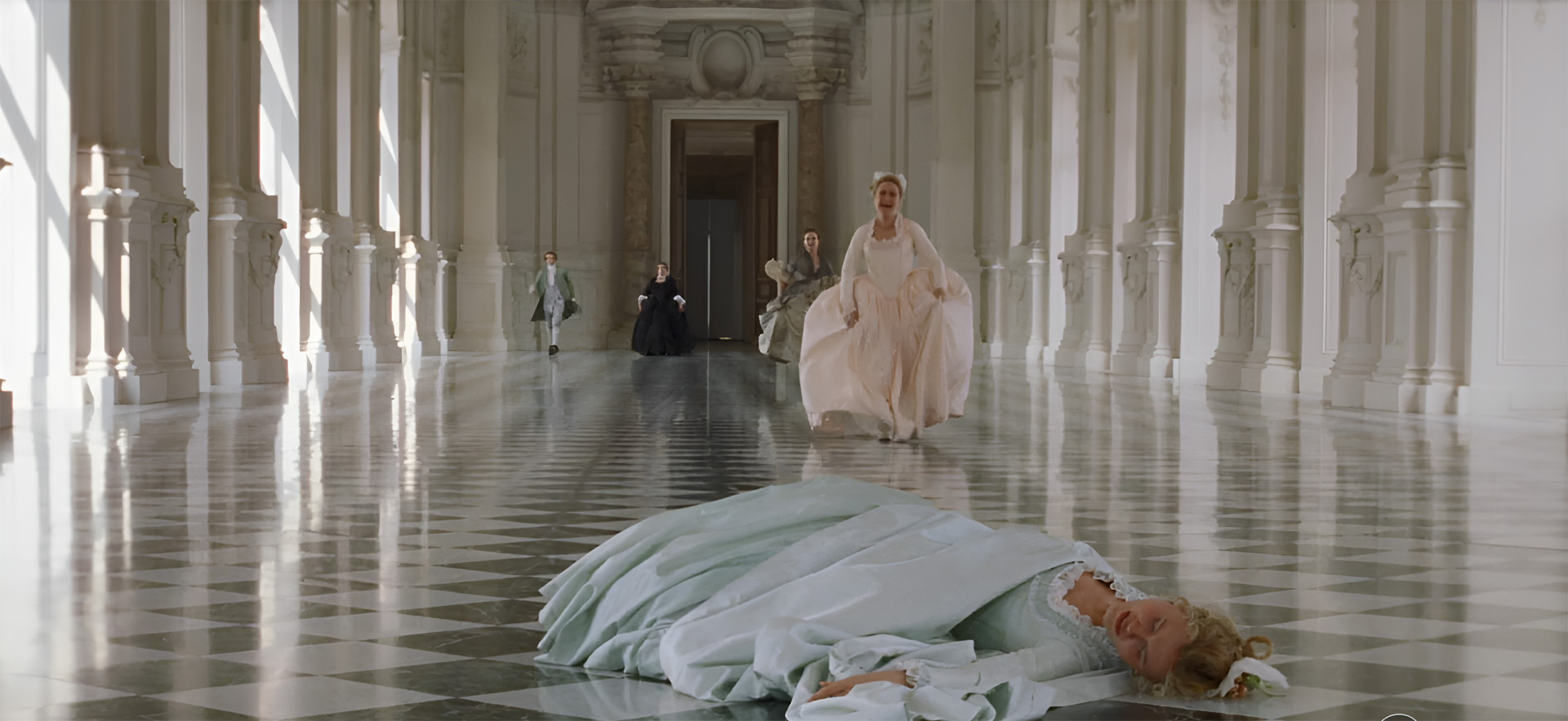 Immagine del film Ferdinando e Carolina con i protagonisti nella Galleria Grande della Reggia di Venaria