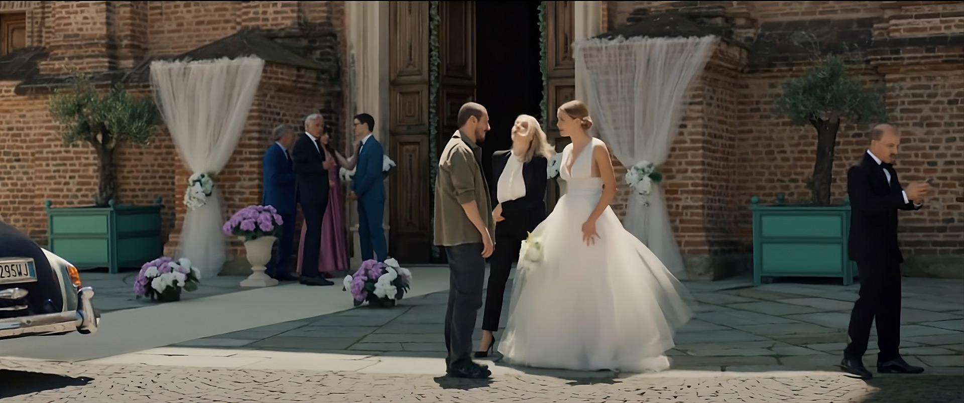 Il protagonisti del film davanti alla Cappella di Sant'Uberto