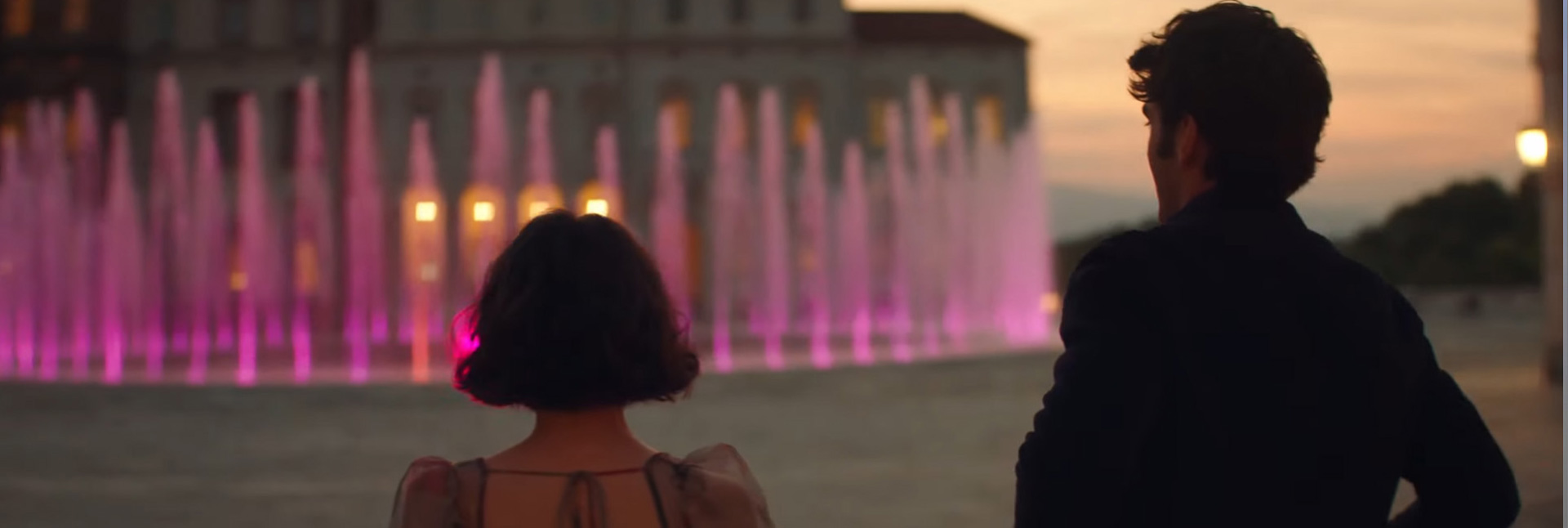 I protagonisti del film nella Corte d'onore della Reggia di Venaria ammirano la spettacolo d'acqua e di luci della Fontana del Cervo