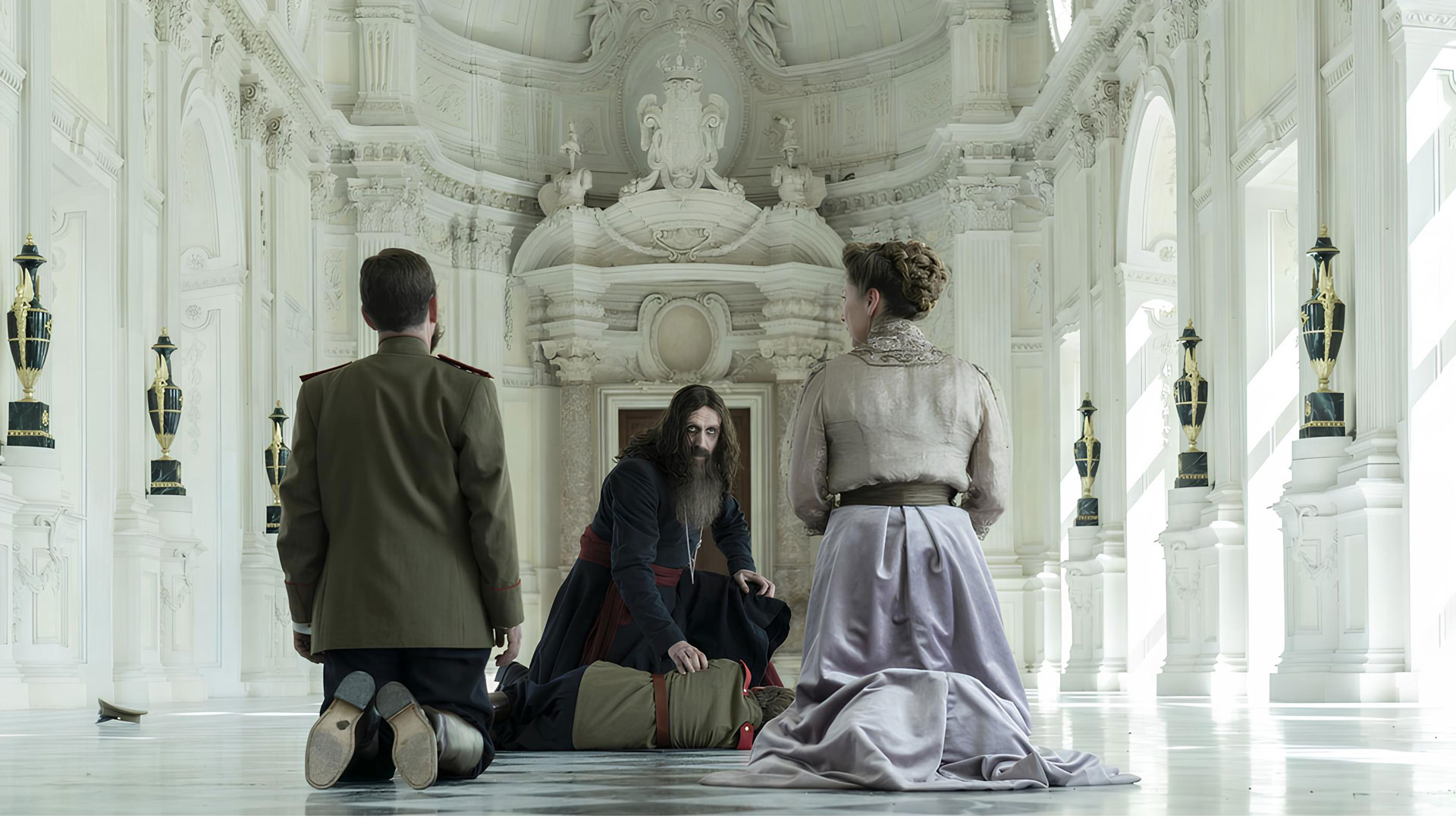 Immagine di scena di The kings man. Le origini, con protagonisti e Rasputin nella Galleria Grande della Reggia di Venaria. courtesy-of-20th-century-studio-_copyright-2020-twentieth-century-fox-film-corporation-all-rights-reserved.jpg